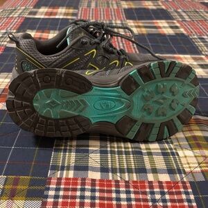 LA Gear Gray and Teal Athletic Shoes